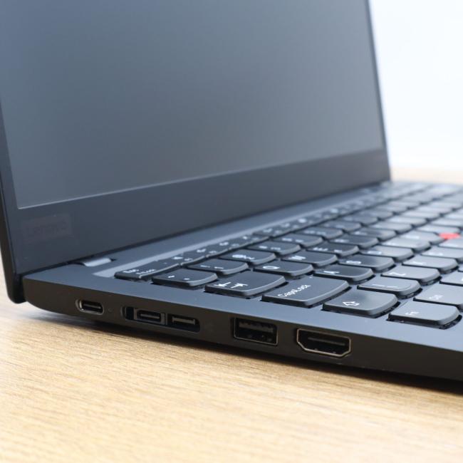 Używany Laptop Lenovo Thinkpad X1 Carbon 6th Gen Intel Core i5-8250U 8GB RAM 256GB SSD 14 cali Full HD Klasa B idealny do pracy zdalnej, do przeglądania internetu i do nauki