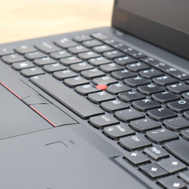 Używany Laptop Lenovo Thinkpad X1 Carbon 6th Gen Intel Core i5-8250U 8GB RAM 256GB SSD 14 cali Full HD Klasa B idealny do pracy zdalnej, do pracy biurowej i do domu