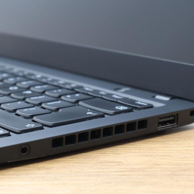 Tani Laptop Lenovo Thinkpad X1 Carbon 6th Gen Intel Core i5-8250U 8GB RAM 256GB SSD 14 cali Full HD Klasa B idealny do pracy zdalnej, do pracy biurowej i do domu