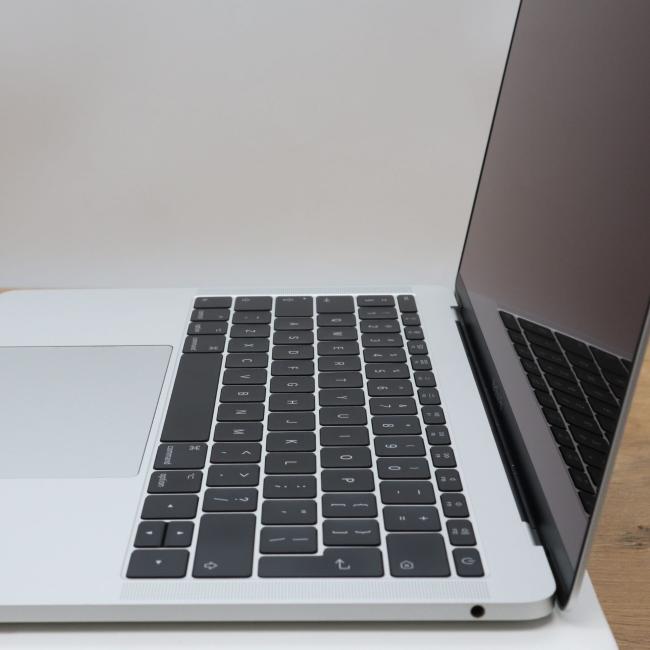 Używany Laptop Apple Macbook Pro 2017 A1708 Intel Core i5-7360U 16GB RAM 128GB SSD 13,3 cali Silver Klasa B idealny do pracy zdalnej, do przeglądania internetu i do nauki