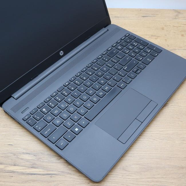 Tani Laptop HP 255 G8 AMD Ryzen 5 5500U 16GB RAM 512GB NVMe 15.6 cali Full HD Klasa B idealny do pracy zdalnej, do pracy biurowej i do domu