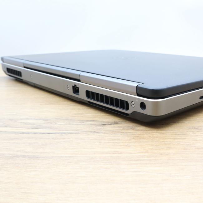 Używany Laptop Dell Precision 7710 Intel Core i7-6820HQ 32GB RAM 512GB SSD NVIDIA Quadro 17,3 cali Full HD Klasa C idealny do pracy zdalnej, do przeglądania internetu i do nauki