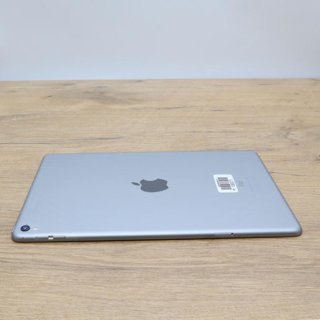Używany Apple iPad Pro 9,7 cali A1674 A9X  Space Gray 2GB/32GB LTE Cellular - Klasa B idealny do pracy zdalnej, do przeglądania internetu i do nauki