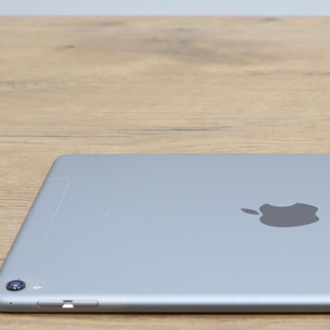 Używany Apple iPad Pro 9,7 cali A1674 A9X  Space Gray 2GB/32GB LTE Cellular - Klasa B idealny do pracy zdalnej, do pracy biurowej i do domu