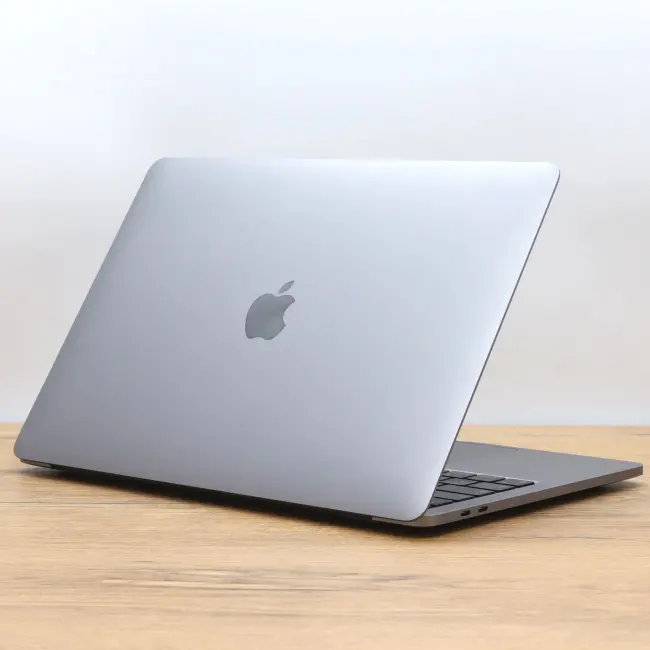 Używany Laptop Apple Macbook Pro A2338 2022 M2 16GB RAM 512GB SSD 13,3 cali  Space Gray Klasa A idealny do pracy zdalnej, do pracy biurowej i do domu