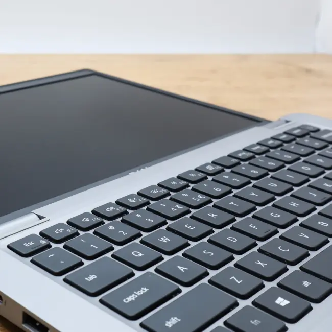 Tani Laptop Dell Latitude 5320   Intel Core i7-1185G7 16GB RAM 256GB NVMe Full HD 13,3 cali Klasa B idealny do pracy zdalnej, do przeglądania internetu i do nauki