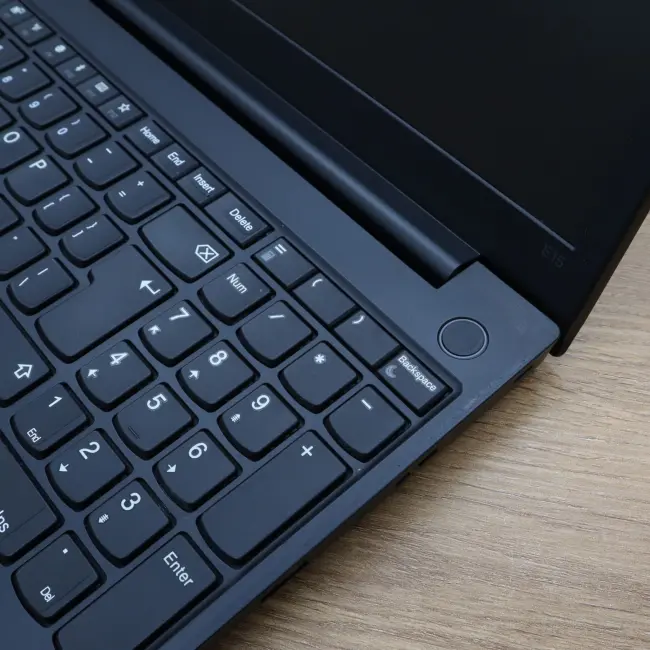 Poleasingowy Laptop Lenovo ThinkPad E15 Intel Core i5-10210U 16GB RAM 256GB SSD 15 cali Full HD Klasa B idealny do pracy zdalnej, do przeglądania internetu i do nauki