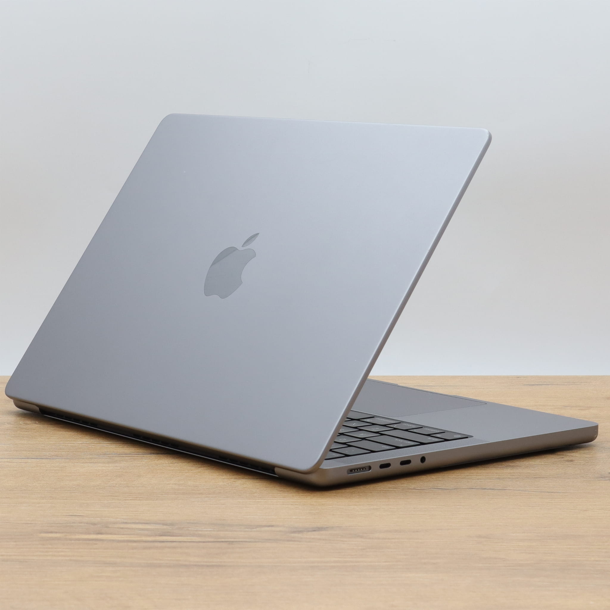 Poleasingowy Laptop Apple Macbook Pro A2442 2021 M1 Pro 32GB RAM 